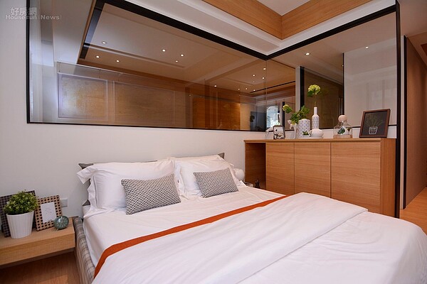 無論買新舊屋,很多人忽略了裝潢成本,其實如果設計配置得當,在這部分可省下不少預算,桃園龍安區就有個預售案的樣品屋以極簡風設計,約36坪每坪約2.5萬的裝潢設計費用,實在令人心動。(好房網News記者 陳韋帆/桃園報導)