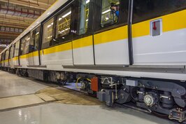 環狀線第一條會通車的為「黃線」，因此列車配合路線的主色進行外觀塗裝設計，白色為底並搭配深色窗框與黃色拉線腰帶，造型讓眼睛為之一亮。