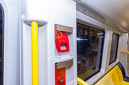 列車緊急停車拉把與緊急開啟車門握把。