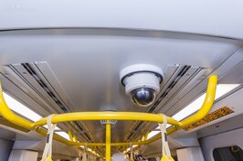 想要在車上亂來的人最好還是收斂點，每列車廂內都有即時監控用的CCTV，雖然是無人值守的列車，不過車內影像可是即時會傳到中控中心。