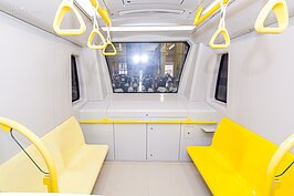 雖然是無人值守自動運行的列車，但是在車頭部還是內建一組人工操作面板，就跟文湖線列車一樣的概念。