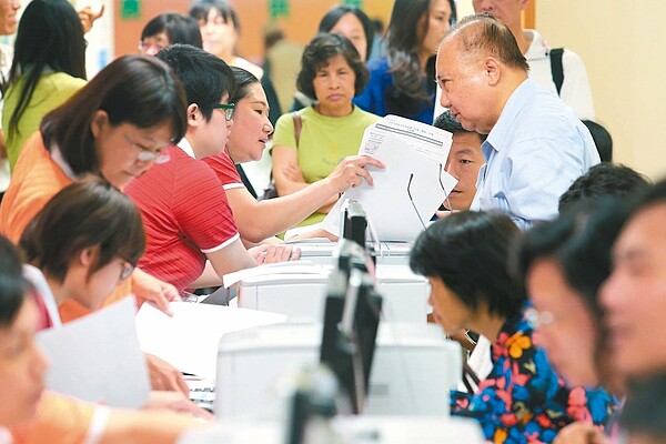 財政部昨天宣布，明年度個人綜所稅免稅額、課稅級距及退職所得定額免稅金額都將調高，後年五月報稅時適用。 本報資料照片