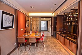 廚房前的小餐桌，還有空閒的空間可以欣賞畫作