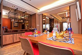 餐桌旁還有偌大酒櫃