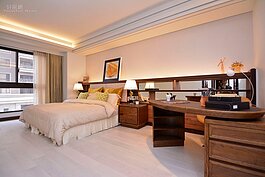 同樣可多擺放下一張書桌的房間