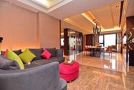 光是餐廳旁的小休息區，就已經是一般1+1房的大小了