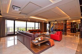 縱深極深，但其實還沒到底，拍攝角度後方還有主臥室