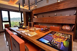 窗邊還有空間放沙發