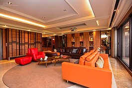 客廳大到可以放三組不同的沙發