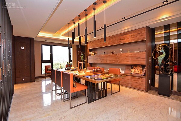 竹北的高鐵新竹站旁出現百坪起跳的豪宅,基本配備都是雙主臥,相較一般住宅普通2房~3房差異甚大;走進參觀後更令人驚訝的是,更衣間就相當於許多租屋客套房的大小,實在令人藍瘦又香菇。(好房網News記者 陳韋帆/新竹報導)