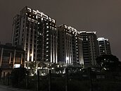 孤單寂寞黑漆漆　青埔現況…建商燈最亮