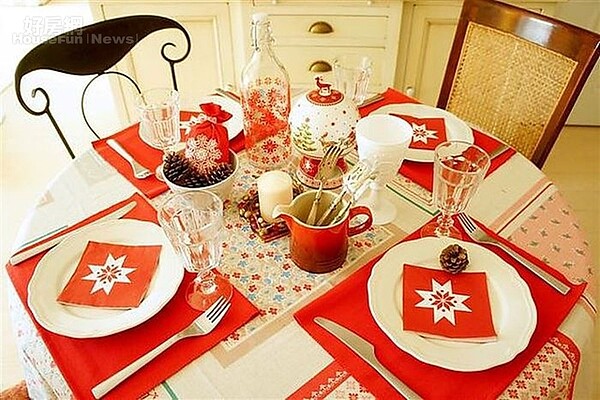 5. 用紅、白系的餐墊、餐具,布置聖誕大餐桌。