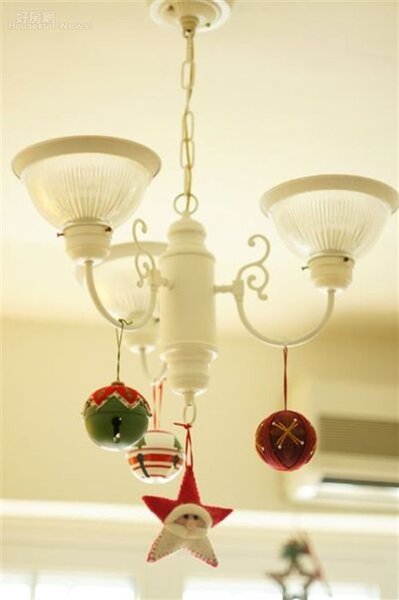 6.	客廳吊燈用格子緞帶和串燒型的小吊飾點綴。
