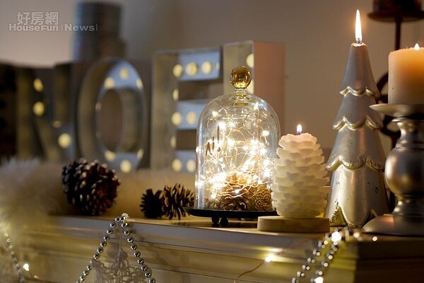 9. 把串燈放進玻璃罩裡,點亮後像螢火蟲一樣。