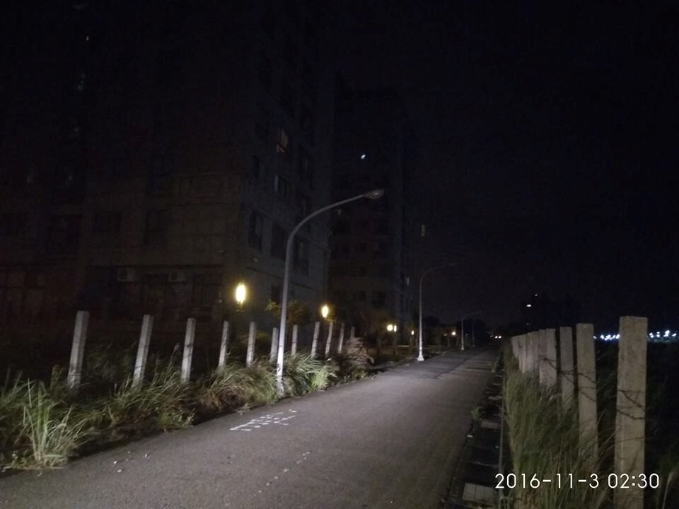 桃園航空城周圍路燈不亮,回家形同進入鬼城。(網友提供/翻攝自Sway房市觀測站)