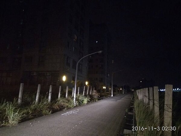桃園航空城周圍路燈不亮,回家形同進入鬼城。(網友提供/翻攝自Sway房市觀測站)