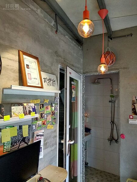 6. 廁所鄰近錄音室,吊掛的燈飾也頗具特色。