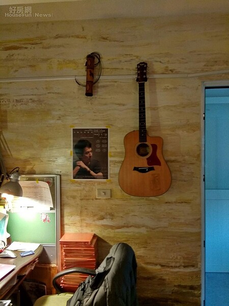 7. 牆面懸掛吉他,房間內也充滿各國樂器。