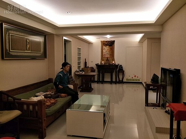 4.	母子倆同住三峽，大客廳十分寬敞。
