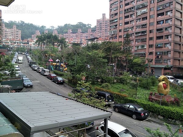 3.	二樓往外看的植樹帶景觀，路邊停車果然很方便！
