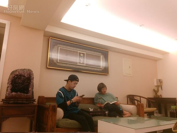 
4.	母子倆同住三峽，大客廳十分寬敞。