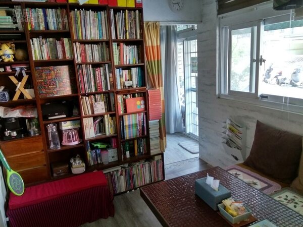 2.	會客室整面牆都是書櫃，開放供人借閱。

