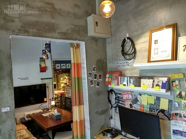 4. 進門處整面牆是獎牌和所製作的唱片。