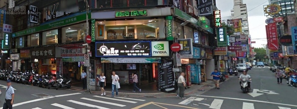 店面位置深深影響人潮與錢潮，陽面店面通常人潮流動率高、光線明亮、店面也較多，店租也會貴30%以上。(大刊頭)