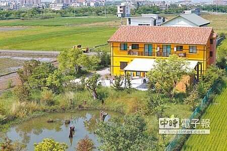 宜蘭縣府將對豪華農舍房屋稅加成課徵。圖為宜蘭市郊區及鄰近國道5號的農舍與農地上的造景。(本報資料照片)