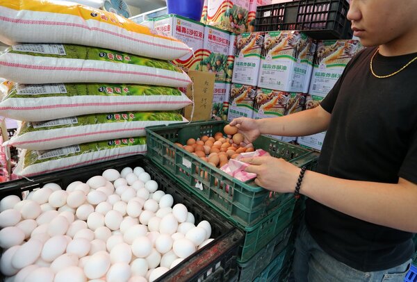 戴奧辛蛋風波引起民眾恐慌，雞蛋銷量大減3成。  聯合報資料照片 記者胡經周／攝影