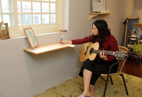 4.窗前小木桌是俞心嵐自己DIY做的，平時就會在這裡彈彈唱唱，隨手把靈感紀錄下來
