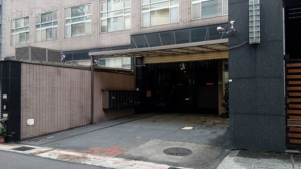 
3.	「馨鑽」一樓為開放式中庭，方便大型車輛進入。
