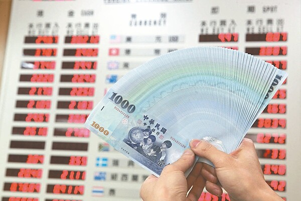 資金行情又來了,昨天新台幣盤中一度升破卅元大關,出現二字頭價位,出口商叫苦連天。 記者曾吉松/攝影