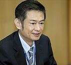 大立光股價衝上5000元時…執行長在忙這件事