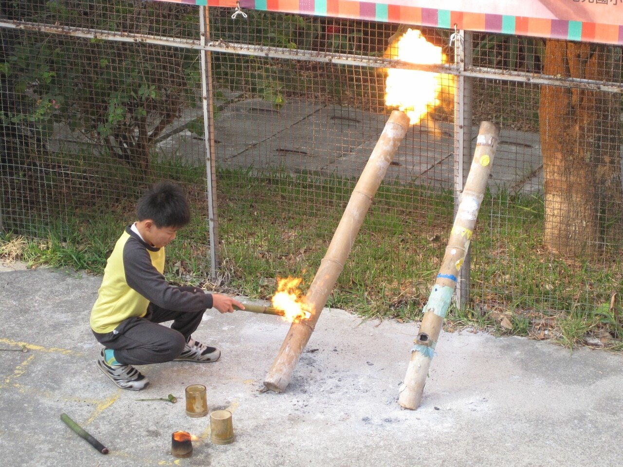 過去台東地區果農為了保護農作，想盡各種辦法驅趕，包括施放沖天炮及阿美族電土竹炮（如圖）都沒效。 記者羅紹平／攝影
