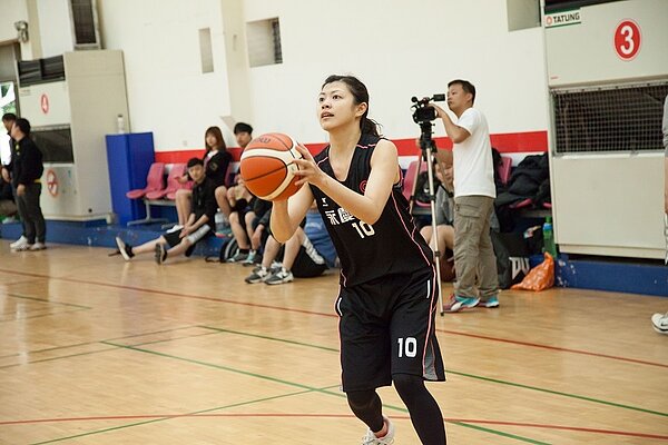 籃球場上的甜姐兒-港墘店陳秋萍,因加入球隊、快速融入團隊,獲得更多經驗傳授,去年晉升百萬年薪一族。