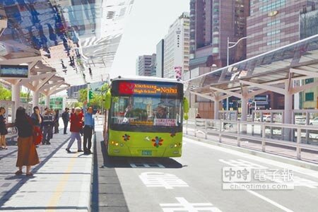 台北車站交6公車站區昨啟用,可分散忠孝西路車流、降低大小車交織情況。(張立勳攝)