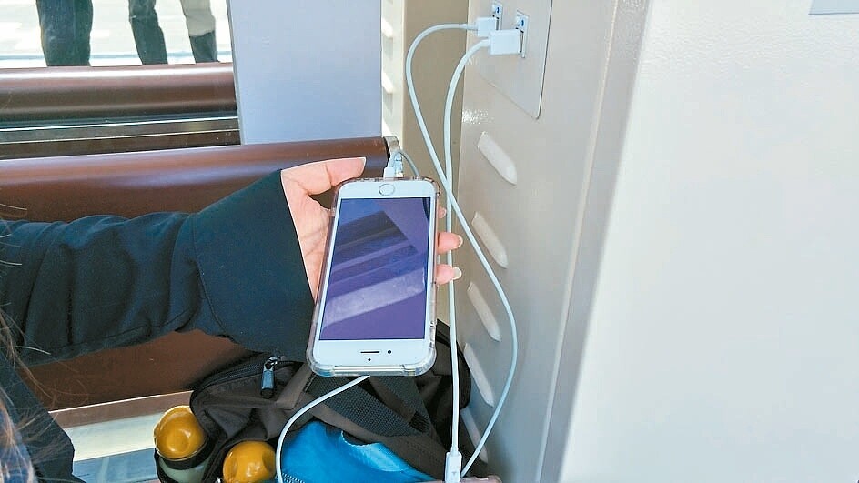 台北車站交6公車站區,候車亭內還有手機充電座。 記者翁浩然/攝影