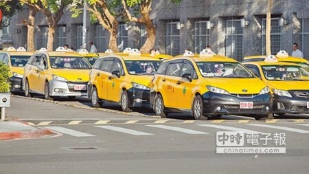 深受計程車司機喜愛的Toyota Wish車種停產後，受於法規限制，想換車的小黃司機無車可買，抱怨連連，車商呼籲政府應將法規鬆綁。（杜宜諳攝）