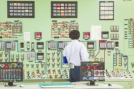 今夏供電吃緊,台電人員神經緊繃。圖為核一廠人員於核能反應爐控制室模擬器演練災難應變。(本報資料照片)