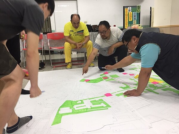 淡水文化國小南側空地活化術，邀集議員、淡水區公所、鄰近學校之學生、家長、志工以及當地居民、里辦公室等族群，一同來文化國小真理樓內討論。(圖／新北市府都發局)