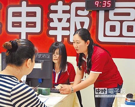 銀行刷卡繳稅優惠縮水，但因可延後扣款，刷卡繳稅的民眾仍持續增加。（本報資料照片） 