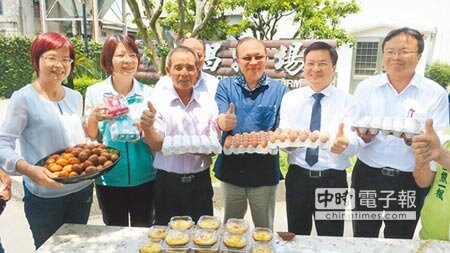 安心吃 雞蛋銷量與價格受到戴奧辛蛋事件打擊,持續低迷,農委會昨天直接到彰化辦記者會,為彰化蛋品宣傳促銷,主委林聰賢(右三)呼籲國人「安心吃蛋、買蛋」。(謝瓊雲攝)