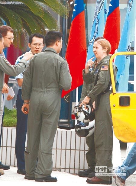 台美軍事交流熱絡,去年華府派千餘人來台,國防部希望拉高來訪層級提升軍事建置。圖為八八水災時,美國女飛行員運送物資來台與我方官員交流。(本報資料照片)