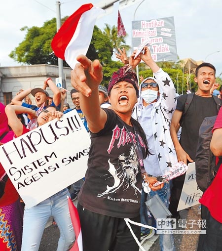 飛出訴求 　台灣移工聯盟30日號召各國籍移工，在五一勞動節前夕走上街頭，他們遊行至凱道，將寫有抗議訴求的紙飛機擲向總統府。（黃世麒攝）