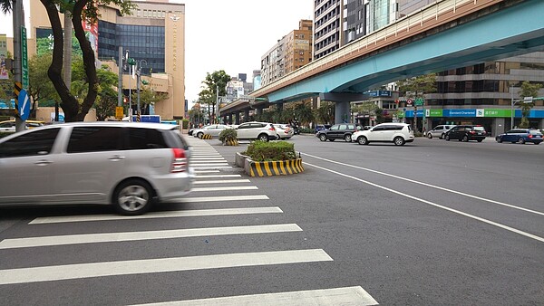 台北市仁愛路恢復雙向通行將影響習慣單行已久的駕駛與周邊居民。 聯合報系資料照／記者翁浩然攝影