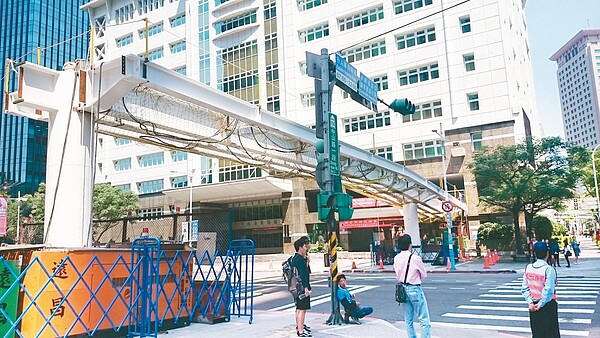 新北市新板特區規畫空中廊道系統，其中西側連接小遠百和曼哈頓大樓、稅捐處的空橋日前完成部分橋面吊掛，預計10月開放使用。 記者祁容玉／攝影