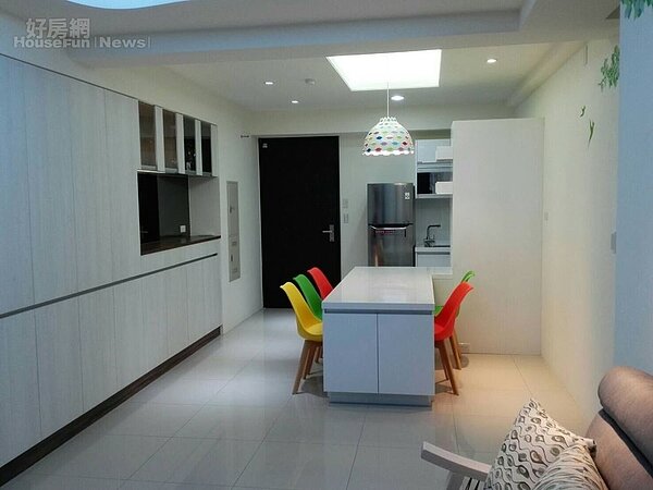 一進家門,第一眼看到的不是客廳,而是餐廳、餐桌,這是觸犯了風水禁忌的「開門見膳」(示意圖/好房資料中心)