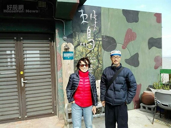 2. 龍應台來訪,與曹以雄在書店前合影。