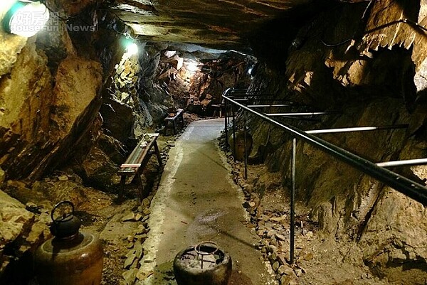 6. 地下坑道是店內的祕密基地,還有喝茶空間。